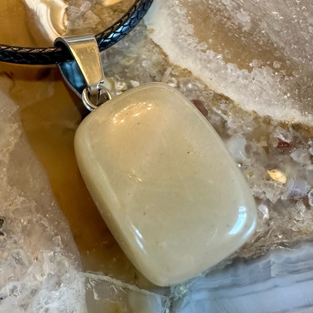 3125 Chic Polished Quartz Stone Pendant Necklace